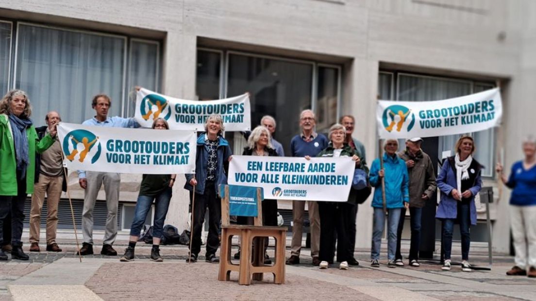 Klimaatgrootouders bieden 'toekomststoel' aan
