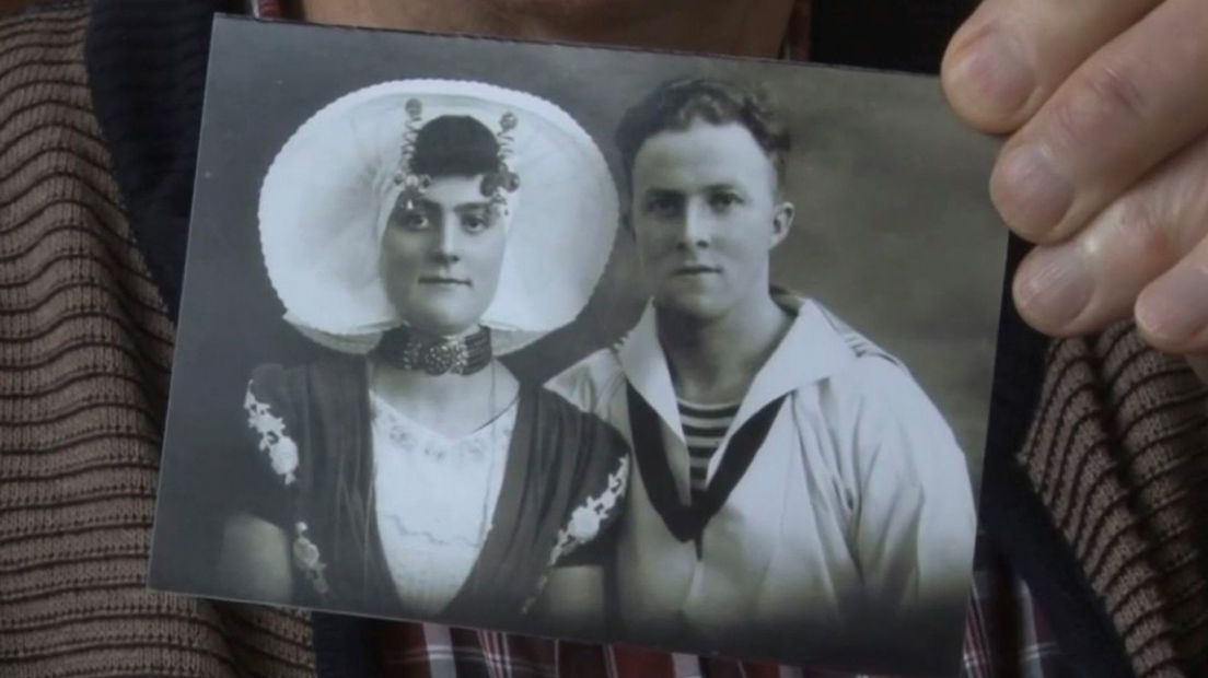 Een oude foto van Floris Bernardus Sloof met zijn vrouw