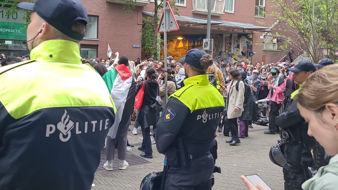 Situatie om 19.50 uur bij de Universiteit Leiden in Den Haag