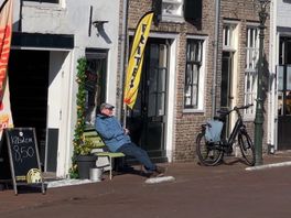 Brielle geniet van het mooie weer