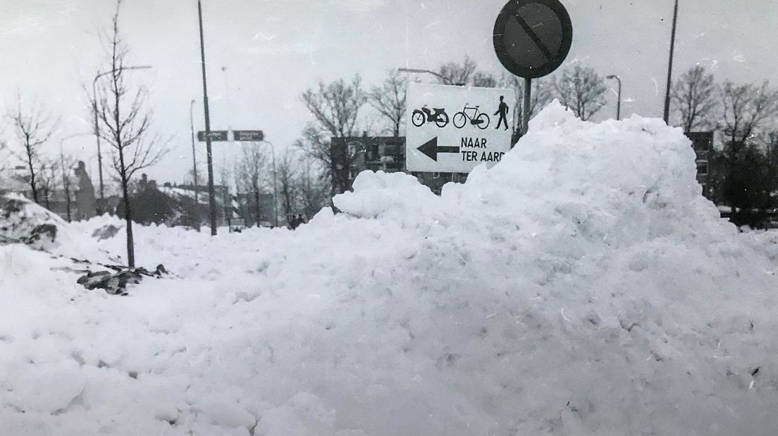 Hoge sneeuwduinen maakten de tocht schier onmogelijk (Rechten: Tjalling Schiphof / gemeentepolitie Assen)