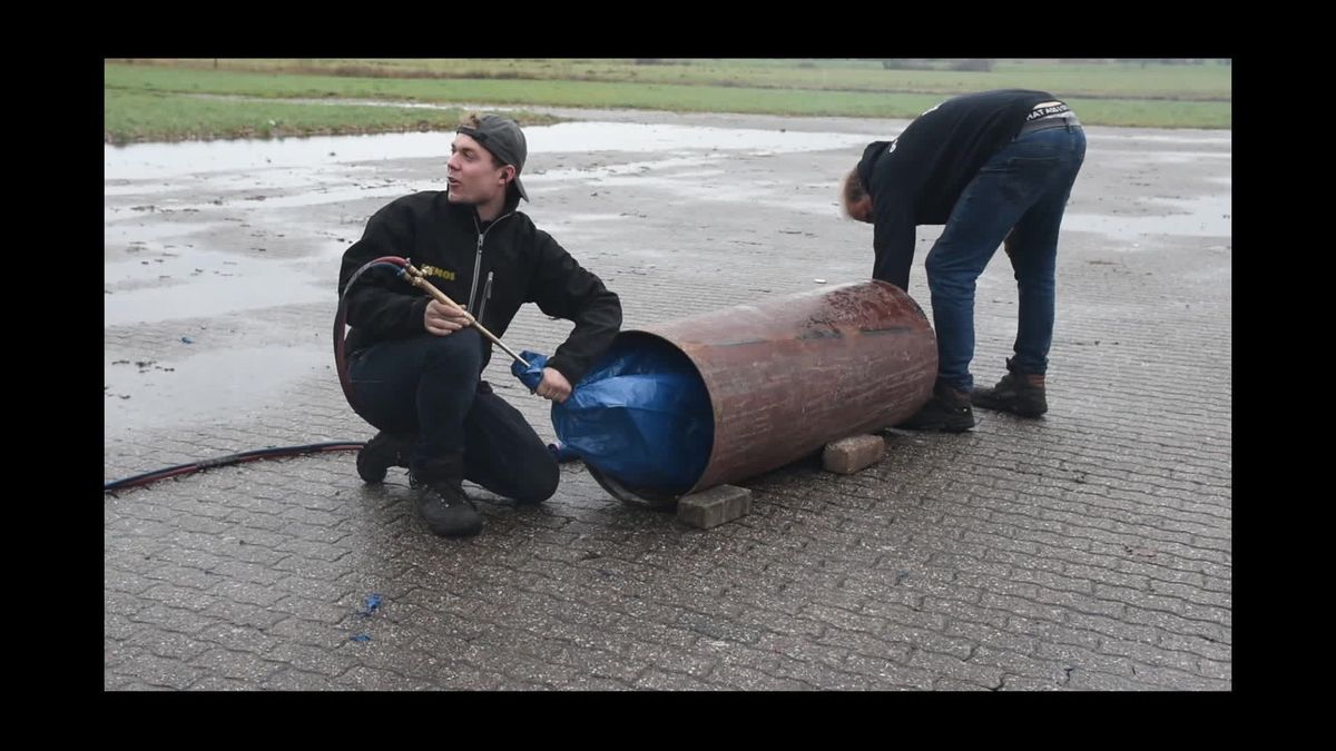 Wanneperveen: carbidschieten maar dan met plastic zakken