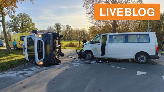 busje kantelt na botsing op kruising • meerdere ongelukken op A1. busje kantelt na botsing op kruising • meerdere ongelukken op A1.