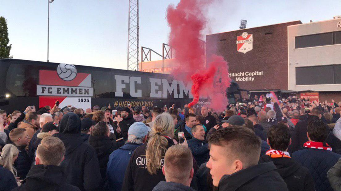 Supporters wachten de bus van FC Emmen op (Rechten: Erwin Kikkers/RTV Drenthe)