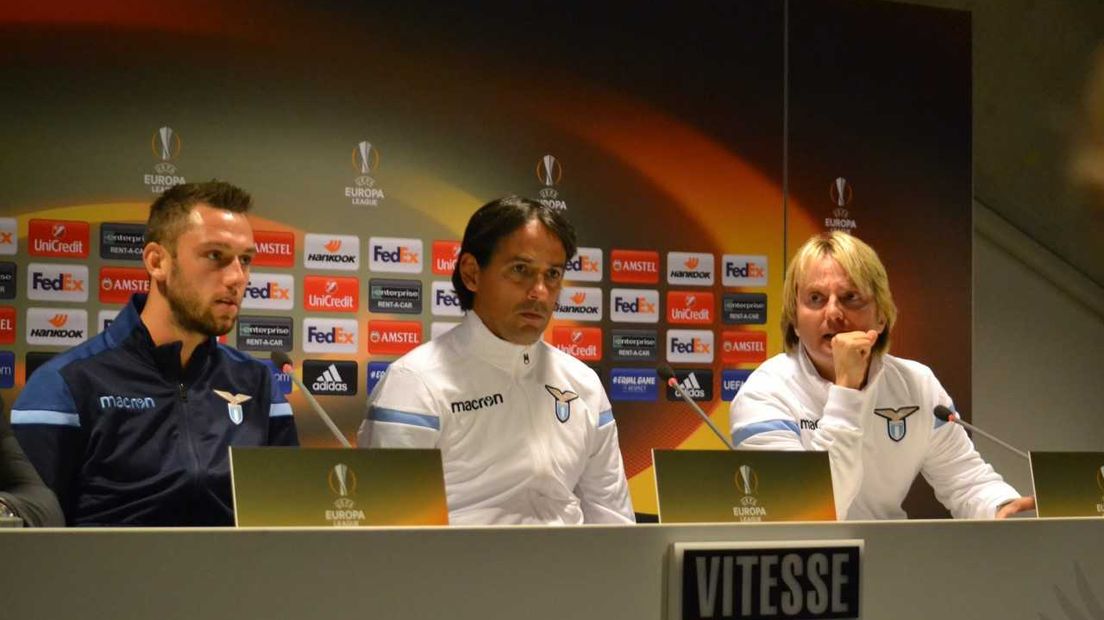 Links Stefan de Vrij, in het midden Lazio trainer Inzaghi