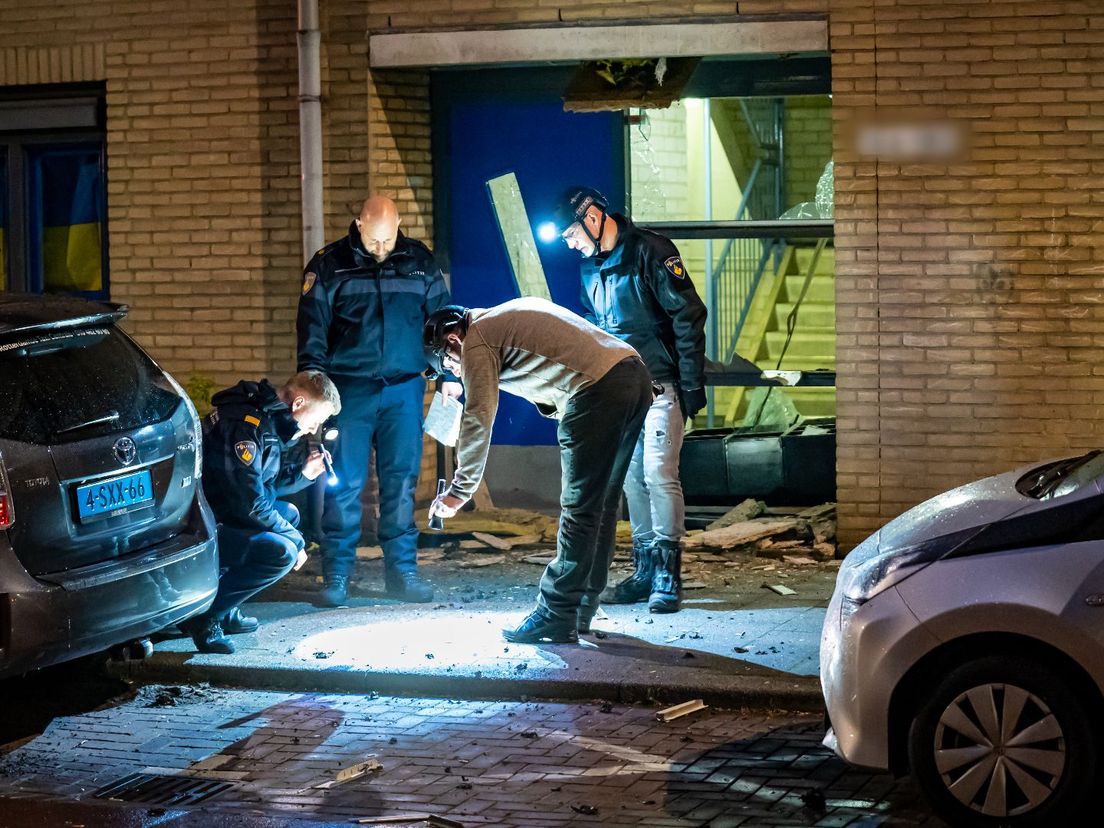 De tweede aanslag binnen 24 uur in de Crooswijkseweg in Rotterdam-Crooswijk. De ravage is groot.