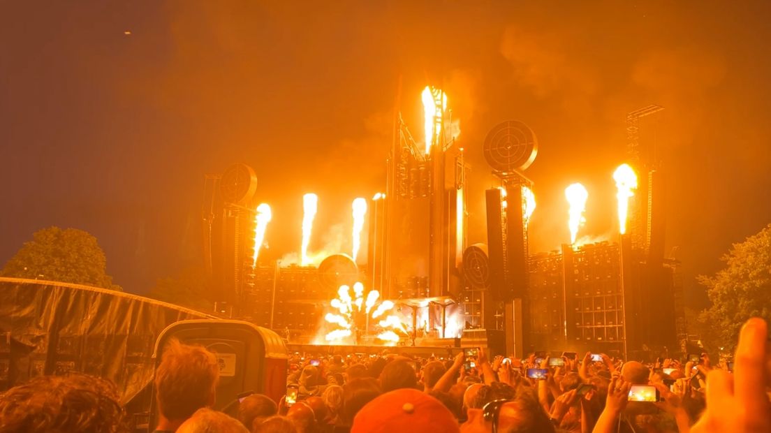 Het podium van Rammstein in vuur en vlam tijdens een concert in Nijmegen