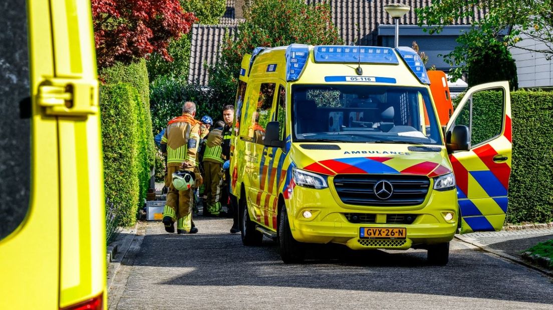 Man komt onder auto in Losser, buurtbewoners proberen voertuig op te tillen