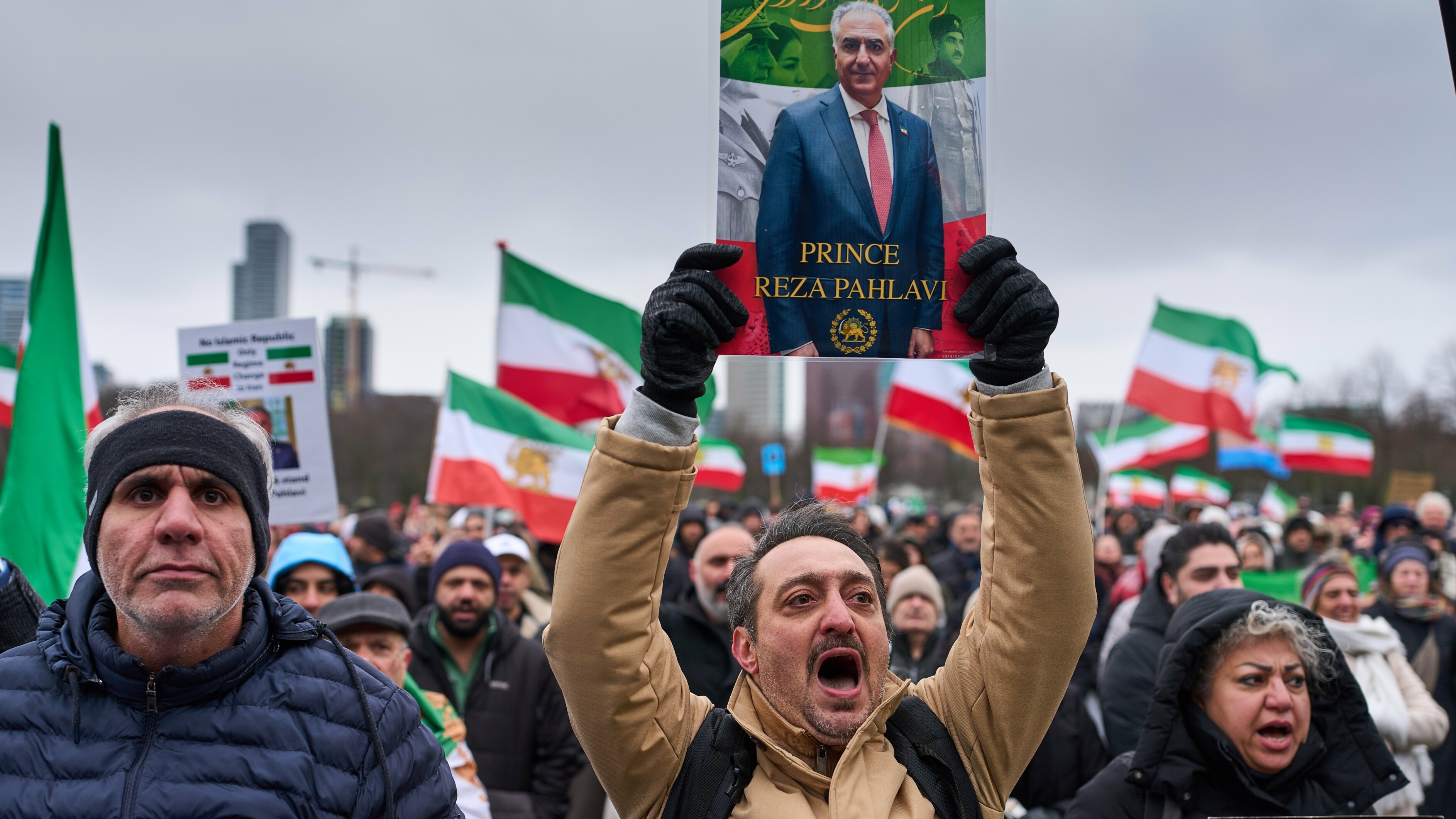 Demonstranten yn Den Haag wolle Reza Pahlavi as nije lieder