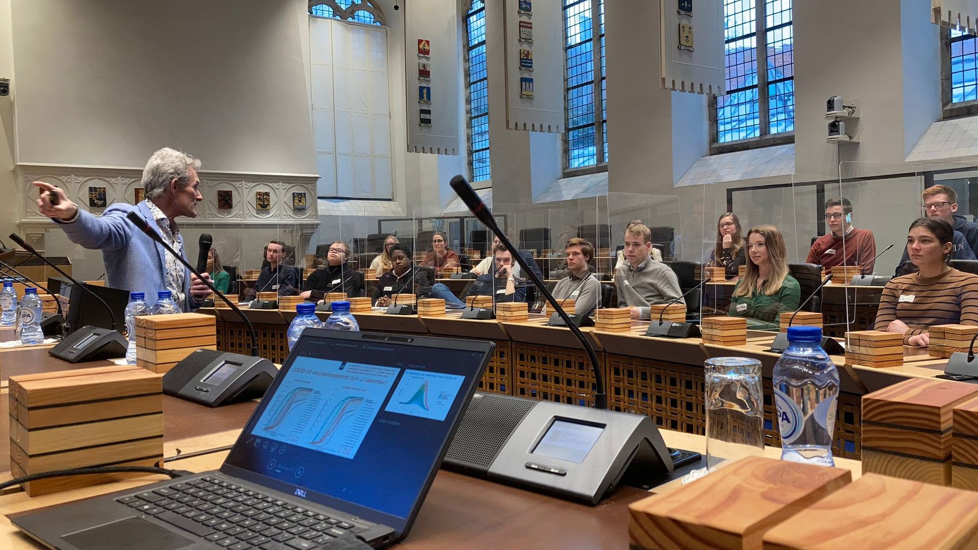Zeeuwse jongeren leggen politiek en OMT-lid het vuur aan de schenen