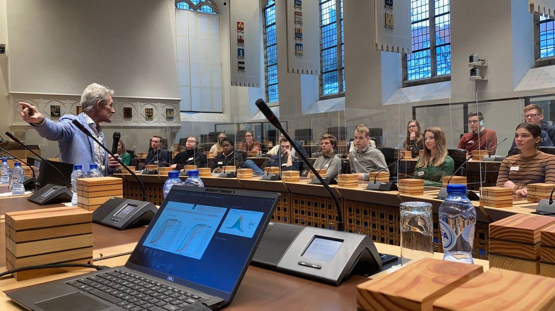 Zeeuwse jongeren leggen politiek en OMT-lid het vuur aan de schenen