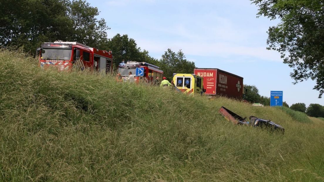 De auto is bij Slochteren in de greppel beland