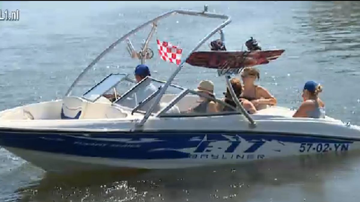 Óngerwaeg op het water in Blitterswijck