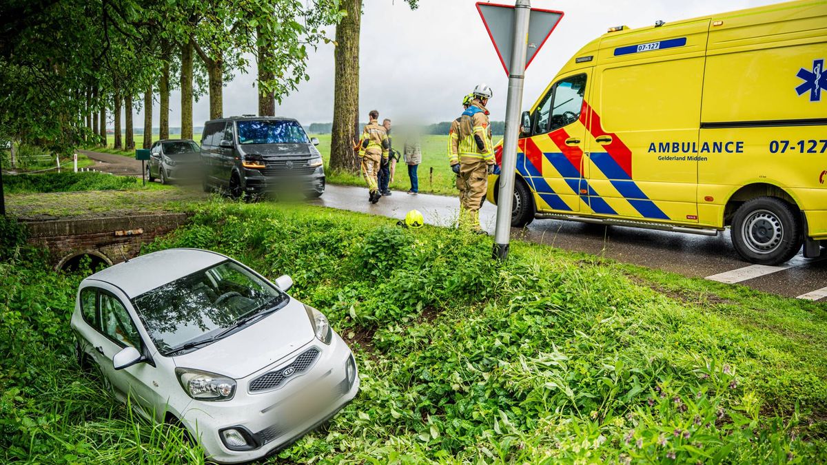 Gewonde bij botsing Angerlo, auto in greppel