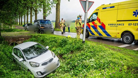 Gewonde bij botsing Angerlo, auto in greppel