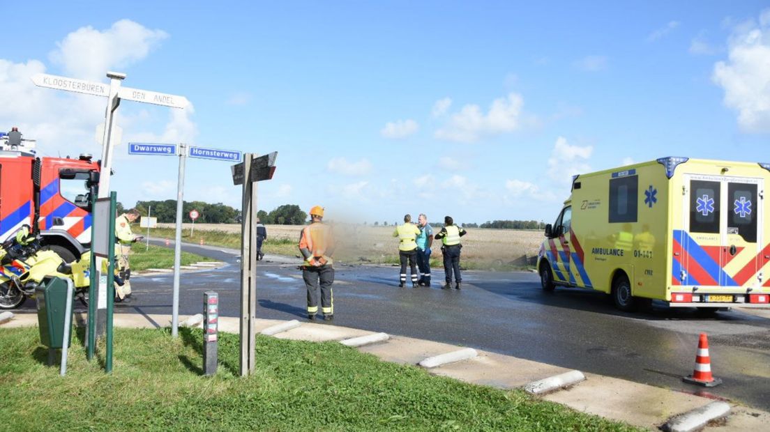 Hulpdiensten op de plek van het ongeval bij Eenrum