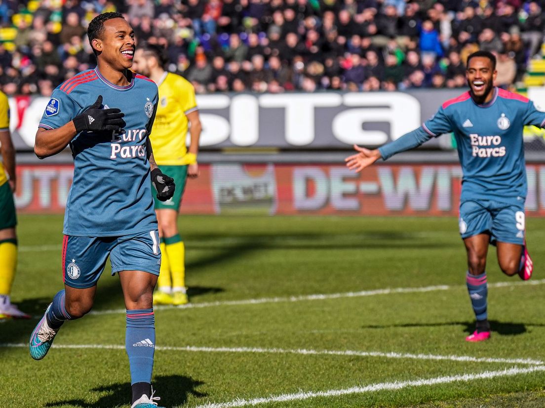 Igor Paixão (links) en Danilo zijn blij met de 1-4 van Feyenoord tegen Fortuna Sittard