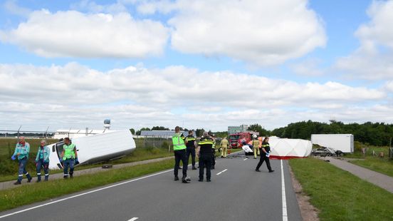 Man omgekomen bij auto-ongeluk in Eelde. Man omgekomen bij auto-ongeluk in Eelde.