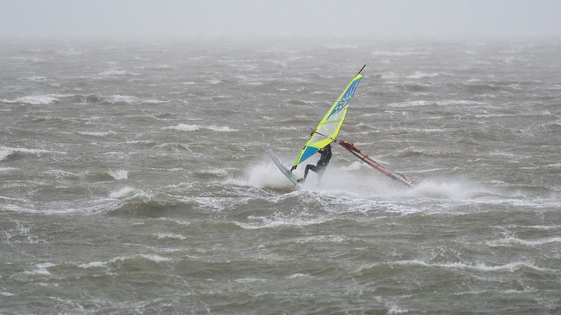 Storm Odette omgewaaide bomen, bouwzeil van vuurtoren, schip in