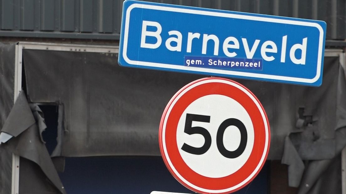 Het plaatsnaambord van Barneveld met de sticker 'gemeente Scherpenzeel'.