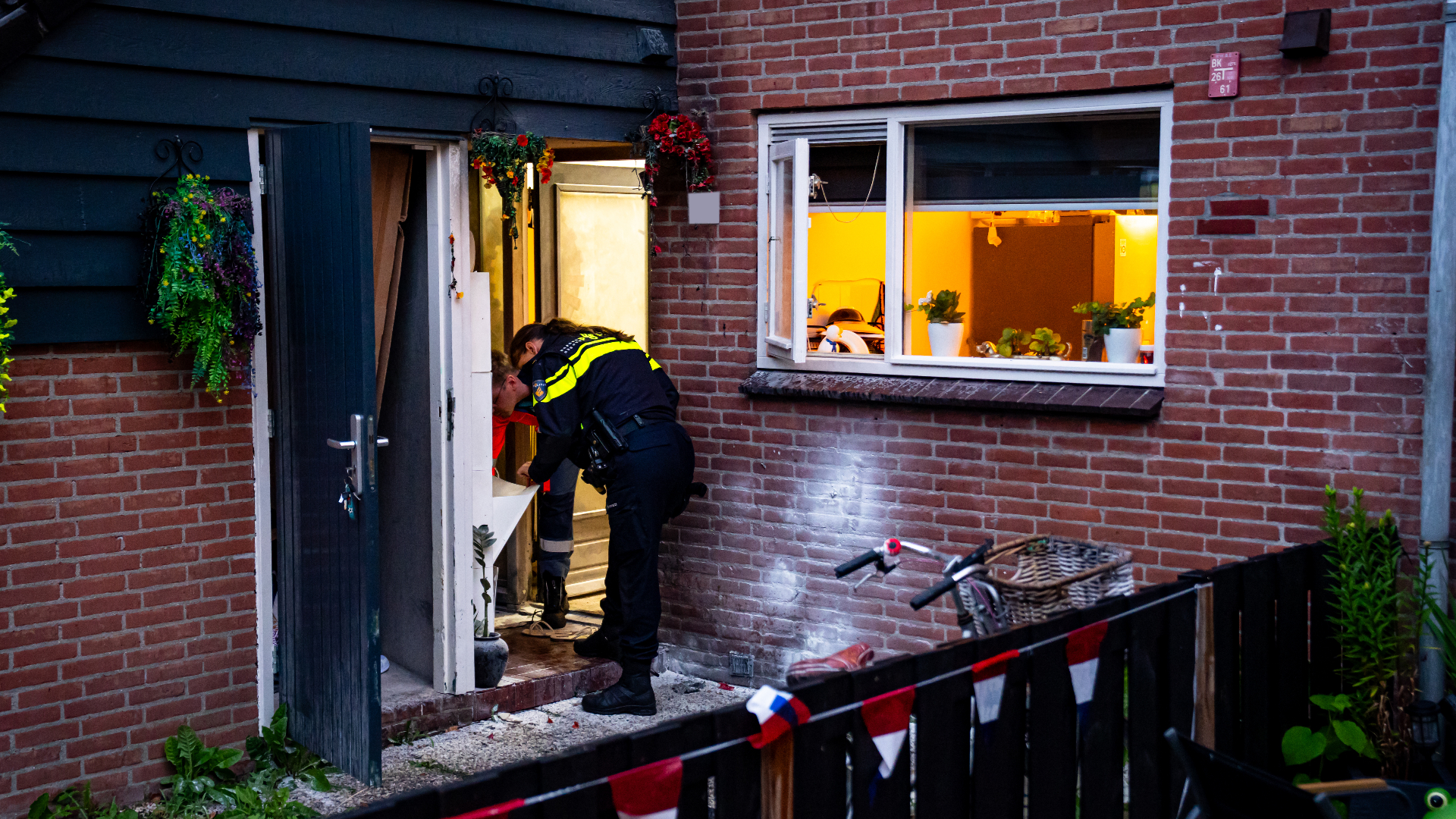Voor de derde keer doet de politie sporenonderzoek aan de Warnaar.