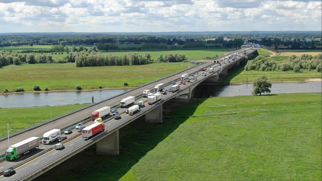 Het verkeer op de A1 staat opnieuw vast