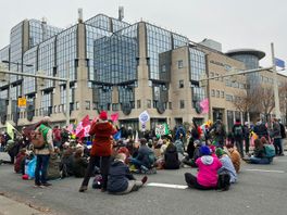 Klimaatactivisten blokkeren twee keer verkeersader in Utrechtse centrum