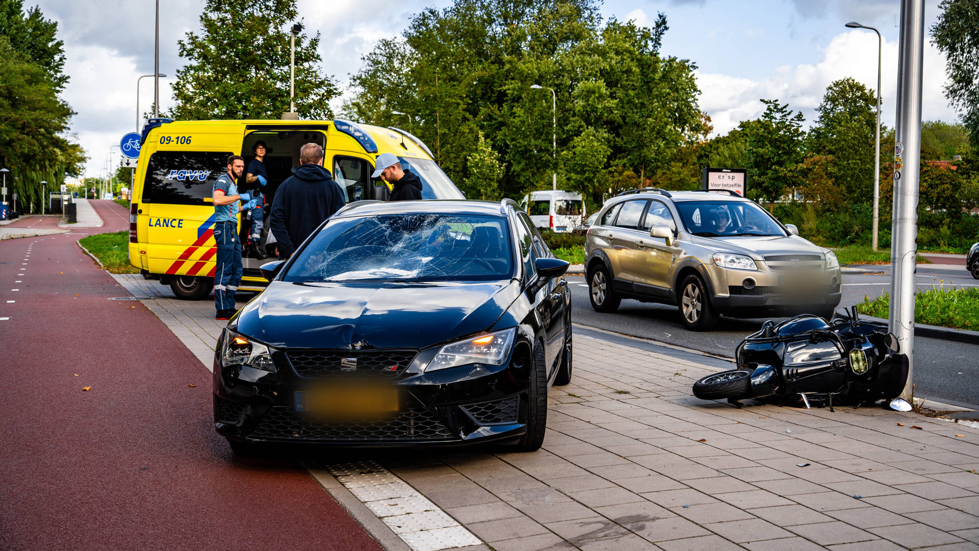 Botsing tussen auto en scooter, 1 gewonde