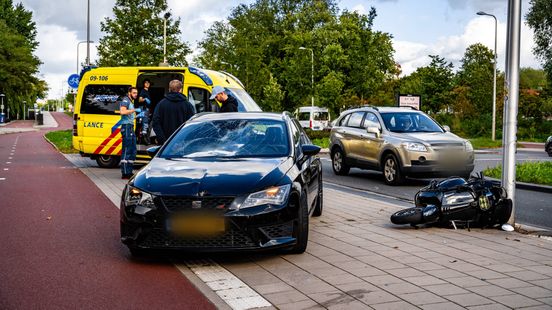 Gewonde door botsing tussen auto en scooter, veel schade Home