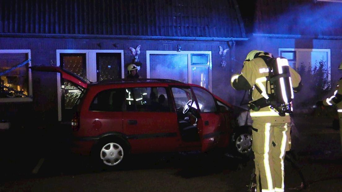Brandweer blust autobrand in Enschede