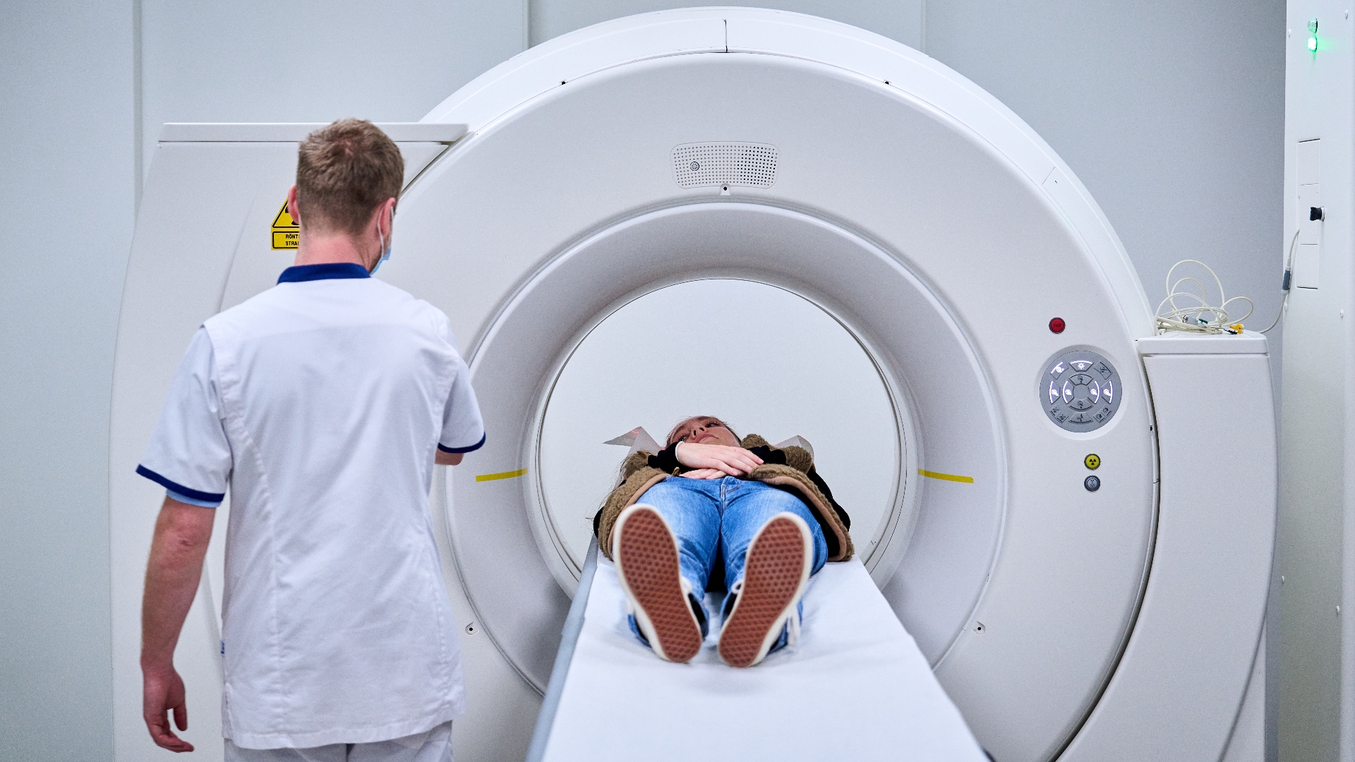 Een patiënt gaat de MRI-scanner in