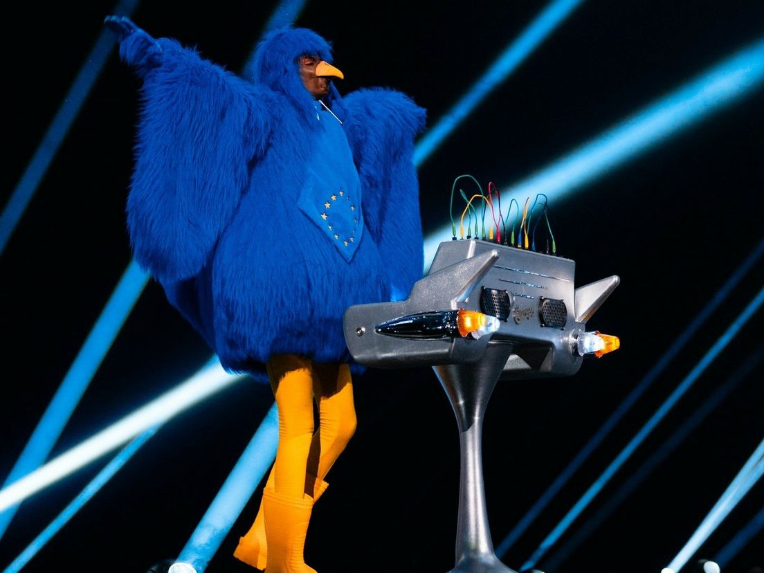 Joost Klein op Eurovisie Songfestival geflankeerd door grote blauwe vogel
