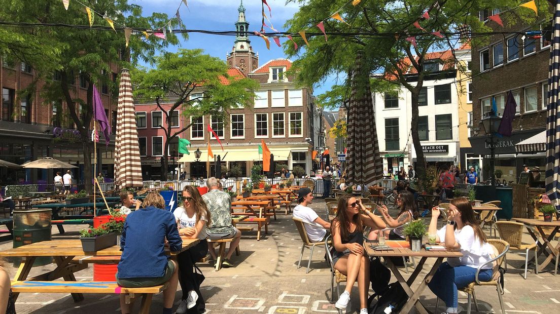 De terrassen op de Grote Markt in Den Haag lopen gestaag vol