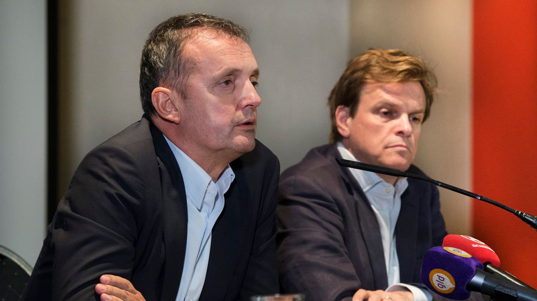 Directeur Zion Jongstra (l) tijdens de persconferentie van TSN.