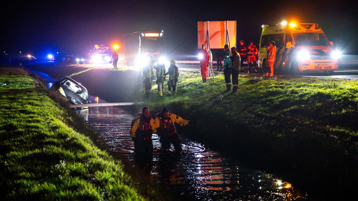 Auto in het water bij Wijnjewoude; bestuurder spoorloos