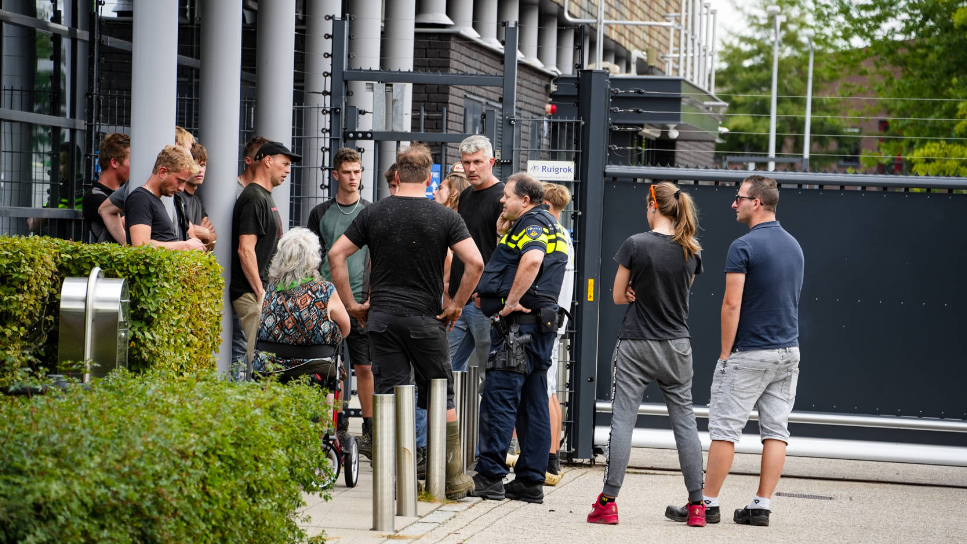 Demonstranten met trekkers bij cellencomplex in Houten