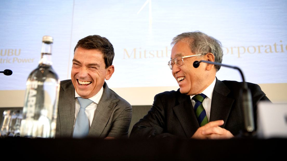 Ruud Sondag (CEO Eneco) en Hiroshi Sakuma (CEO van Mitsubishi Corporation) tijdens een persconferentie op maandag.