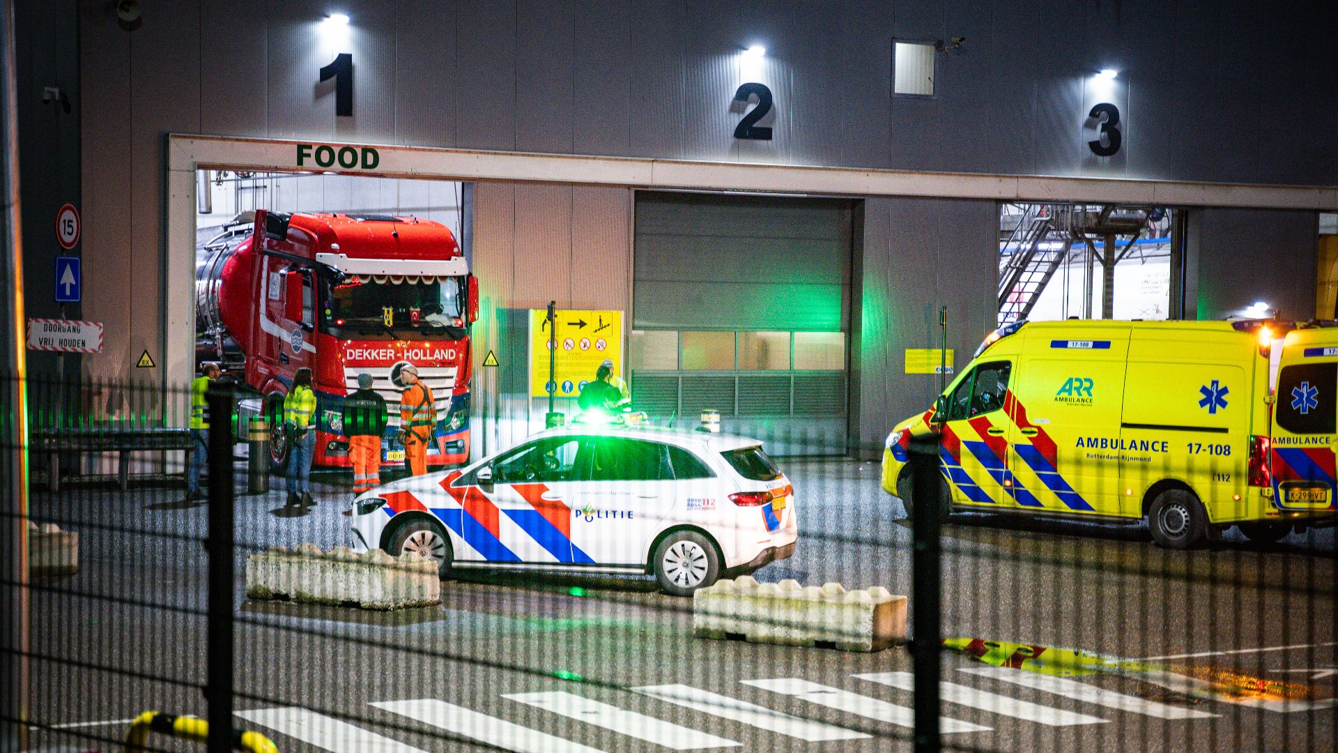 Slachtoffer valt van tankcontainer bij bedrijf in de Botlek