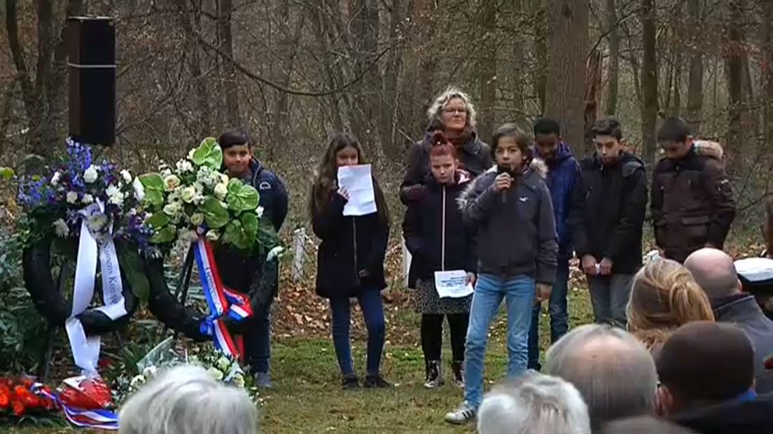 Kinderen zeggen de namen van de slachtoffers op tijdens de herdenking.