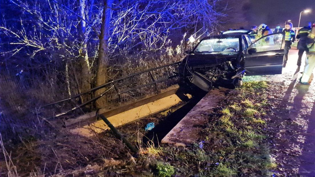 Bestuurder gevlucht, autowrak blijft achter na eenzijdig ongeluk