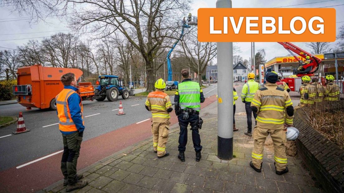 Een man heeft een hoogspanningskabel geraakt.