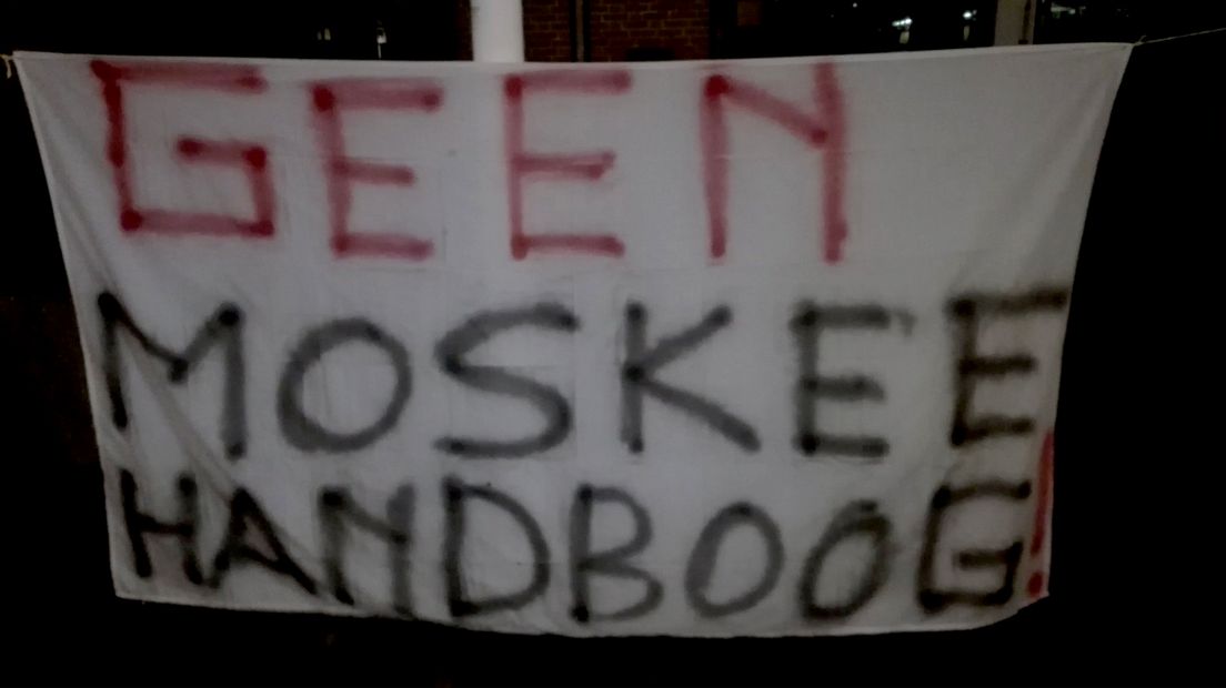 Vannacht hingen actievoerders spandoeken uit bij het gemeentehuis in Houten
