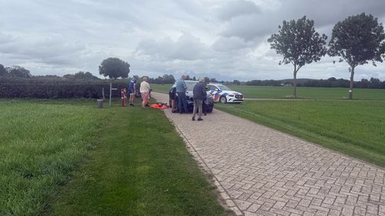 Mountainbiker belandt op motorkap bij botsing. Mountainbiker belandt op motorkap bij botsing.