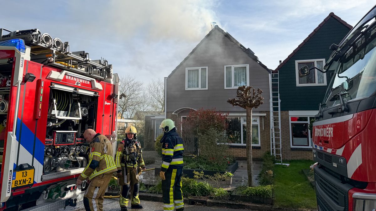 Vrachtwagen met mest gekanteld in Zurich | Politie onderzoekt brand in flat Bolsward