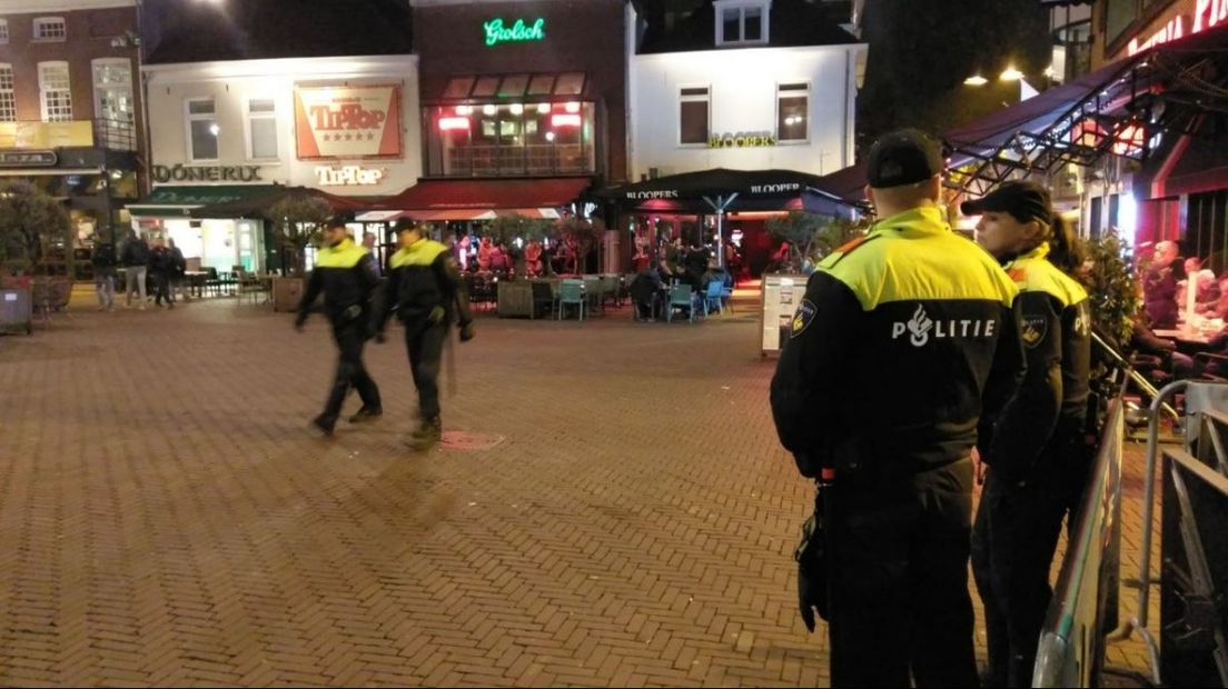 De fans van Vitesse en Zulte Waregem nemen langzaam de binnenstad van Arnhem over. Beide supportersverenigingen maken zich op voor het 'beslissingsduel' in de poulefase van de Europa League. Een nederlaag donderdagavond in GelreDome betekent voor de verliezende partij zo goed als zeker Europese uitschakeling.