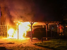 Vlammenzee verwoest auto in Spier