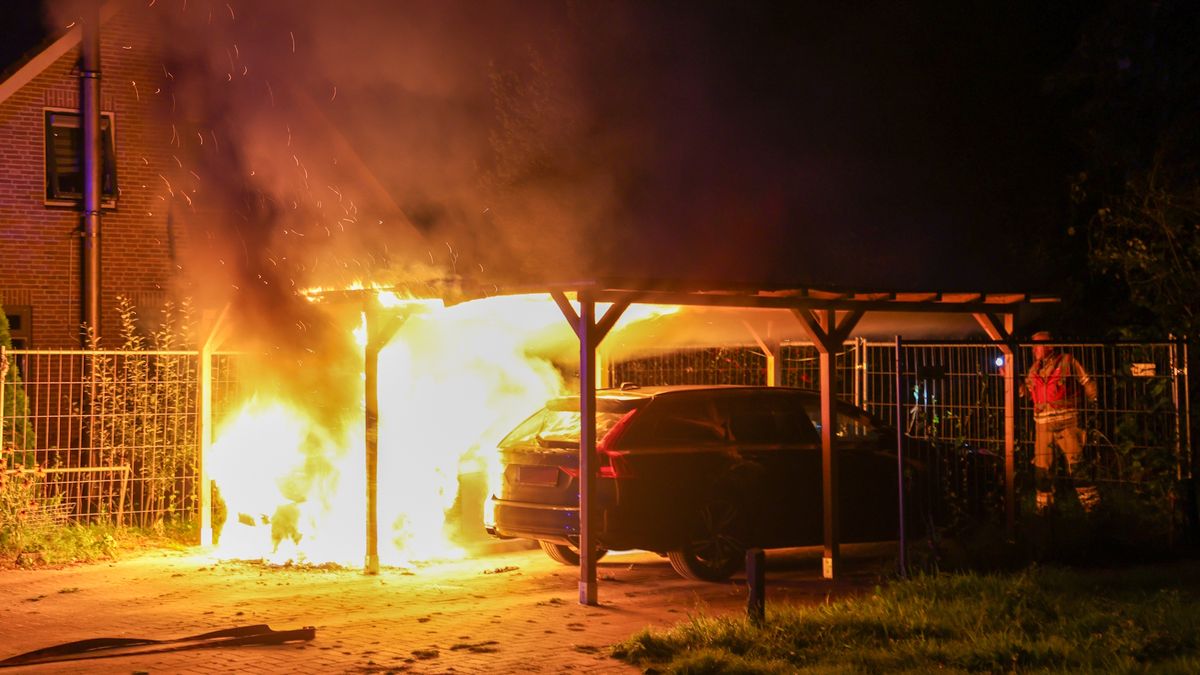 Vlammenzee verwoest auto in Spier