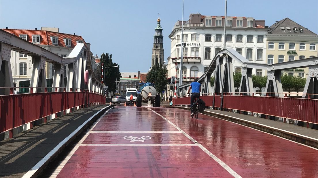 Ieder uur 4000 liter water om de brug te koelen