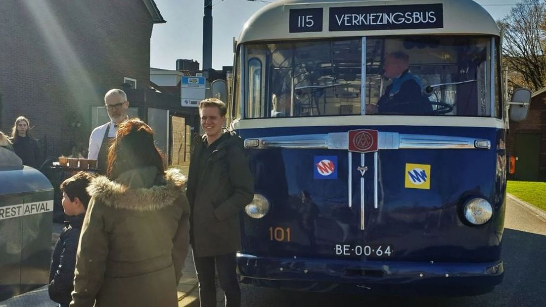 Verkiezingsbus 115 rijdt op de verkiezingsdag door Arnhem