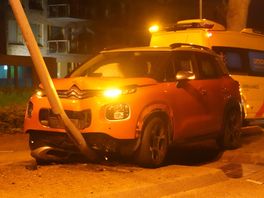 Auto botst tegen lantaarnpaal in Beilen, bestuurder naar ziekenhuis